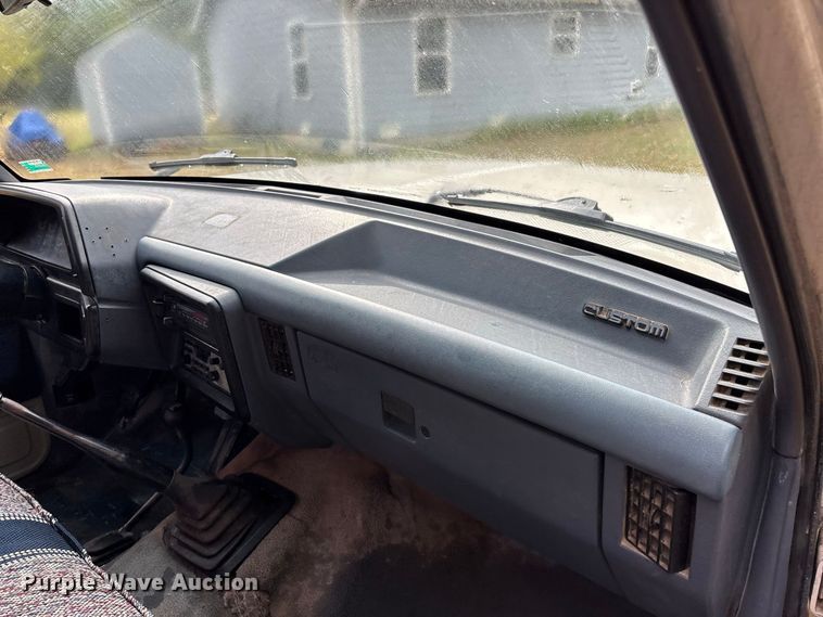 image for item FG0667 1991 Ford F250 Custom pickup truck