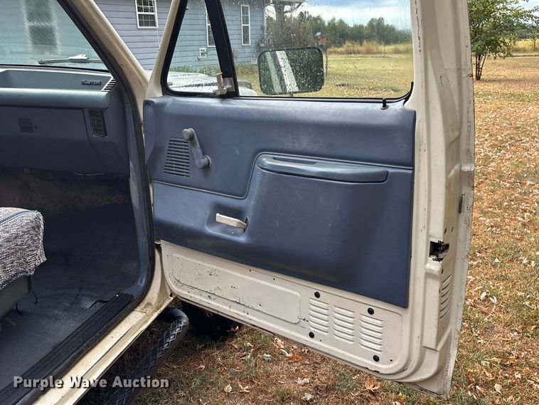 image for item FG0667 1991 Ford F250 Custom pickup truck