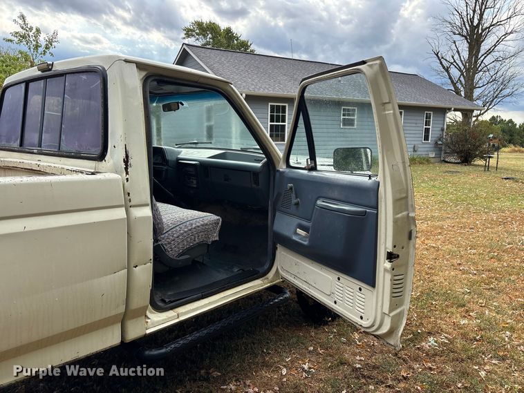 image for item FG0667 1991 Ford F250 Custom pickup truck