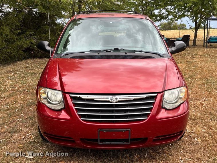 image for item FG0669 2006 Chrysler Town & Country LX van