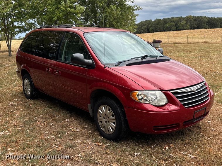image for item FG0669 2006 Chrysler Town & Country LX van