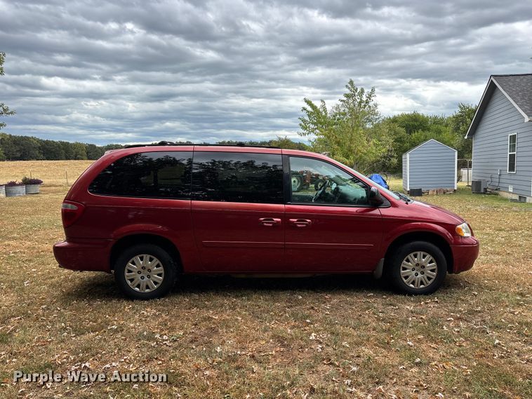 image for item FG0669 2006 Chrysler Town & Country LX van