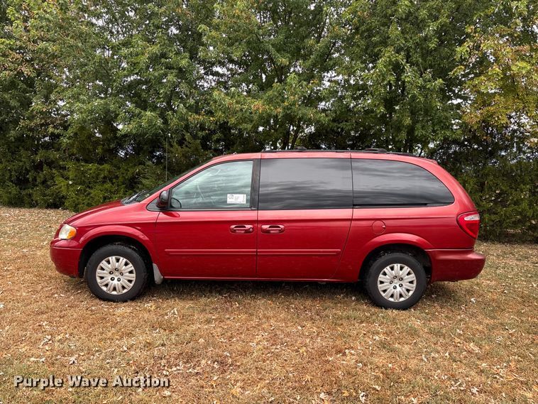 image for item FG0669 2006 Chrysler Town & Country LX van