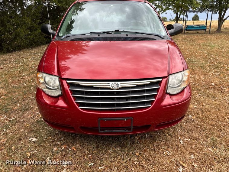 image for item FG0669 2006 Chrysler Town & Country LX van