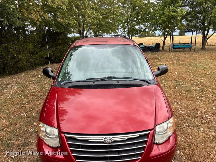 image for item FG0669 2006 Chrysler Town & Country LX van