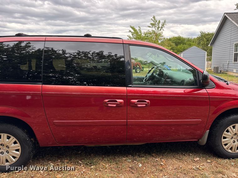 image for item FG0669 2006 Chrysler Town & Country LX van