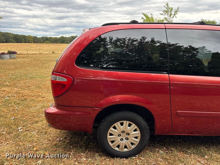 image for item FG0669 2006 Chrysler Town & Country LX van