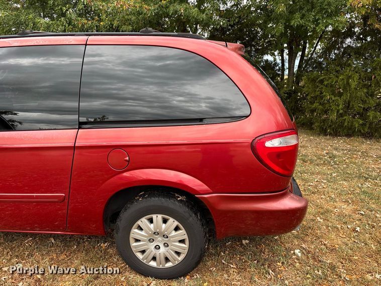 image for item FG0669 2006 Chrysler Town & Country LX van