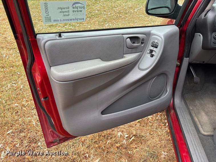 image for item FG0669 2006 Chrysler Town & Country LX van