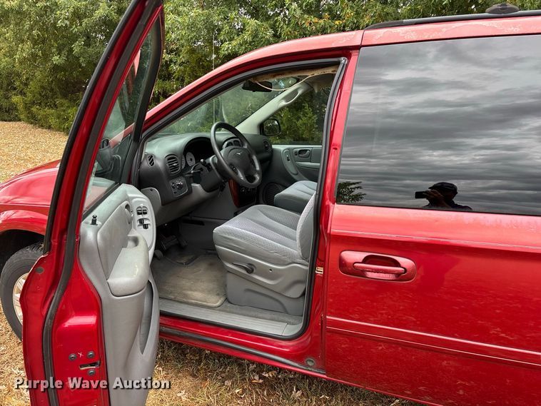 image for item FG0669 2006 Chrysler Town & Country LX van