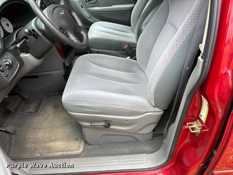 image for item FG0669 2006 Chrysler Town & Country LX van