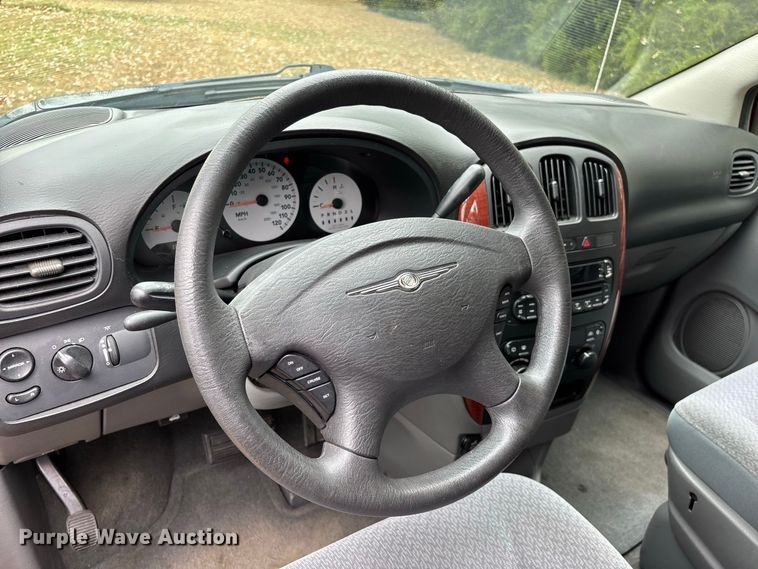 image for item FG0669 2006 Chrysler Town & Country LX van
