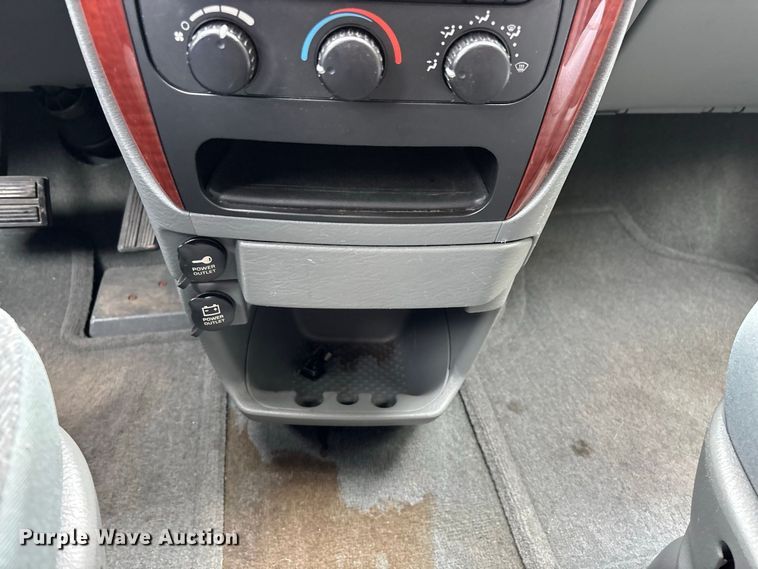 image for item FG0669 2006 Chrysler Town & Country LX van