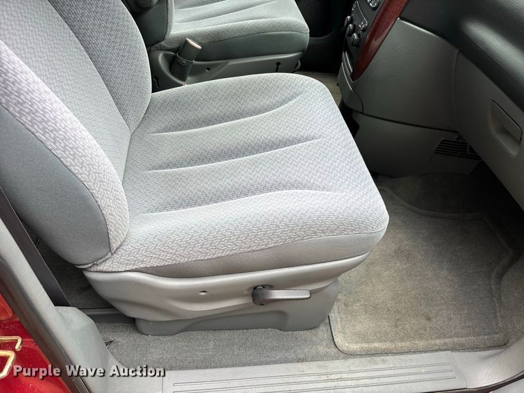image for item FG0669 2006 Chrysler Town & Country LX van