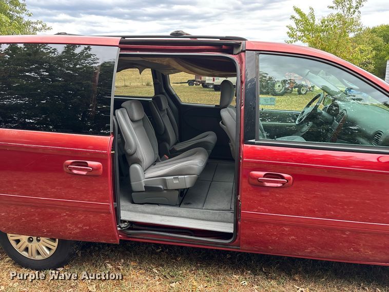 image for item FG0669 2006 Chrysler Town & Country LX van