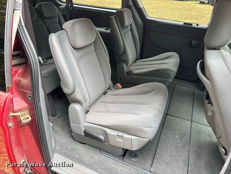 image for item FG0669 2006 Chrysler Town & Country LX van