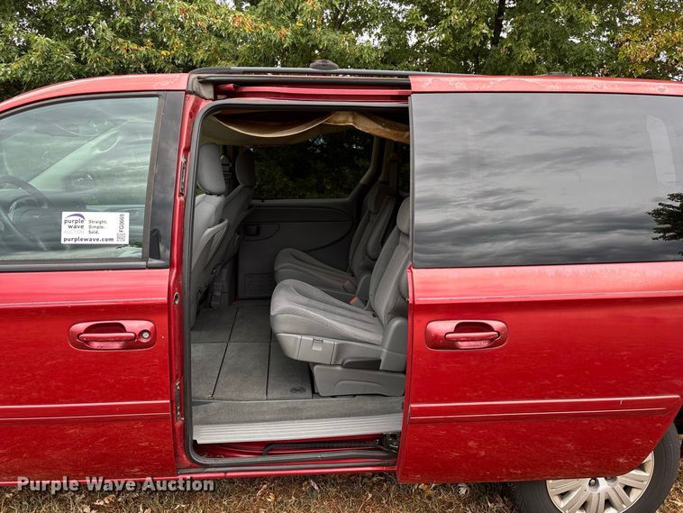 image for item FG0669 2006 Chrysler Town & Country LX van