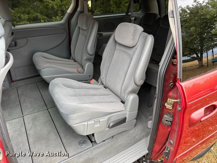 image for item FG0669 2006 Chrysler Town & Country LX van