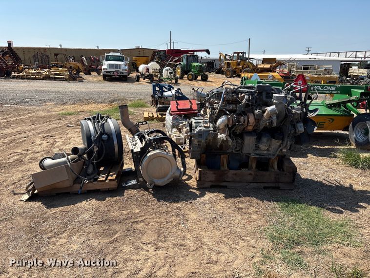 image for item FI0381 Paccar engine