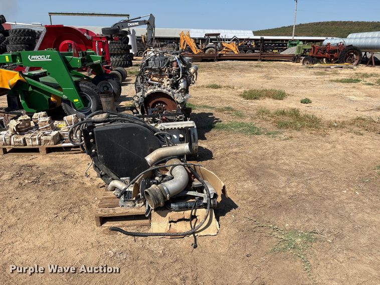 image for item FI0381 Paccar engine