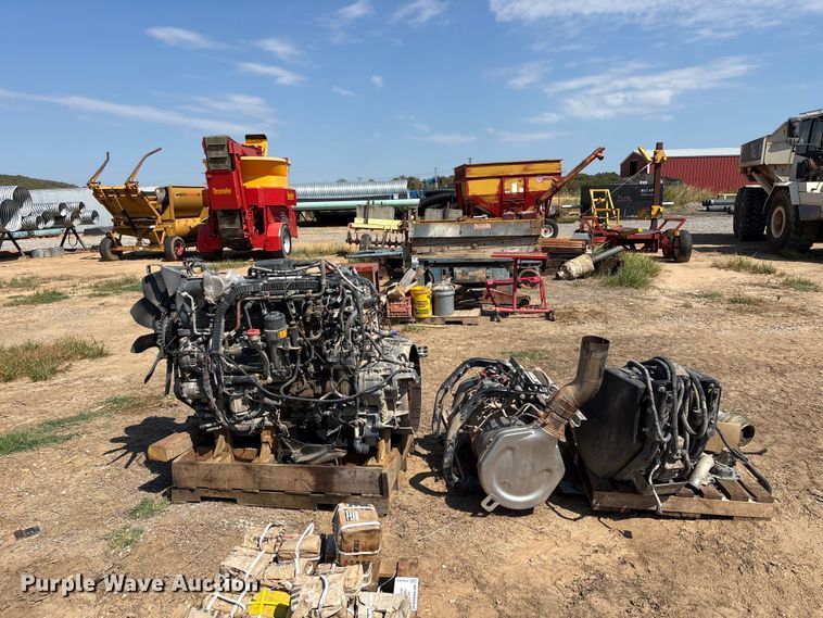 image for item FI0381 Paccar engine