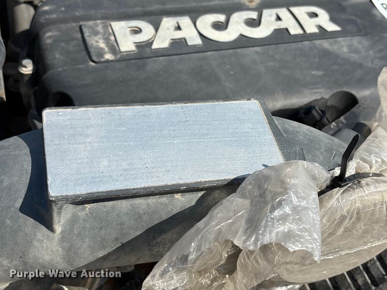 image for item FI0381 Paccar engine