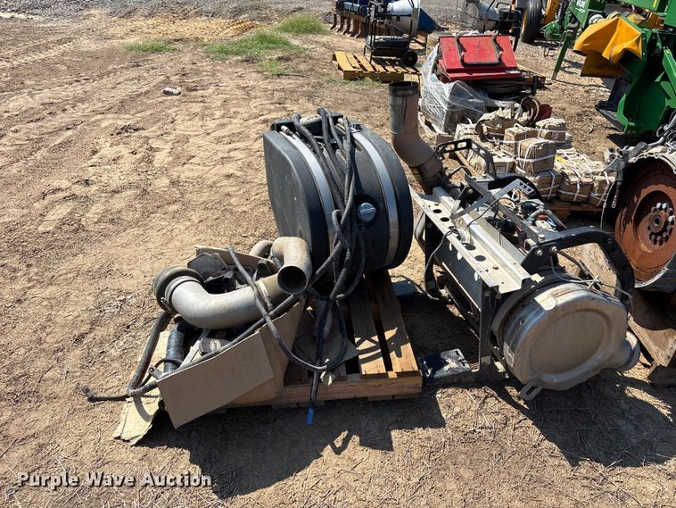 image for item FI0381 Paccar engine
