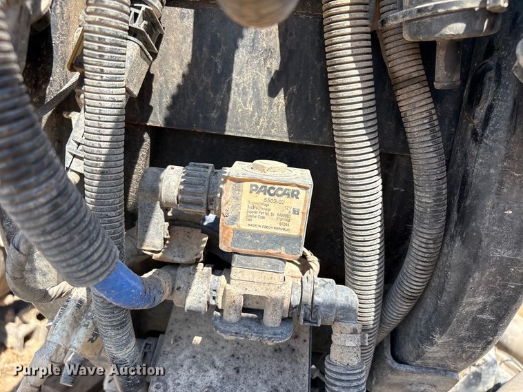 image for item FI0381 Paccar engine