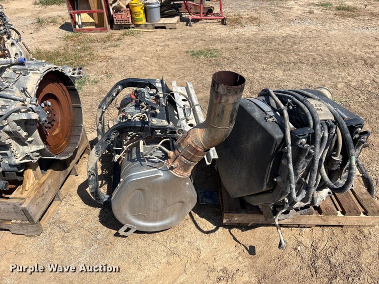 image for item FI0381 Paccar engine