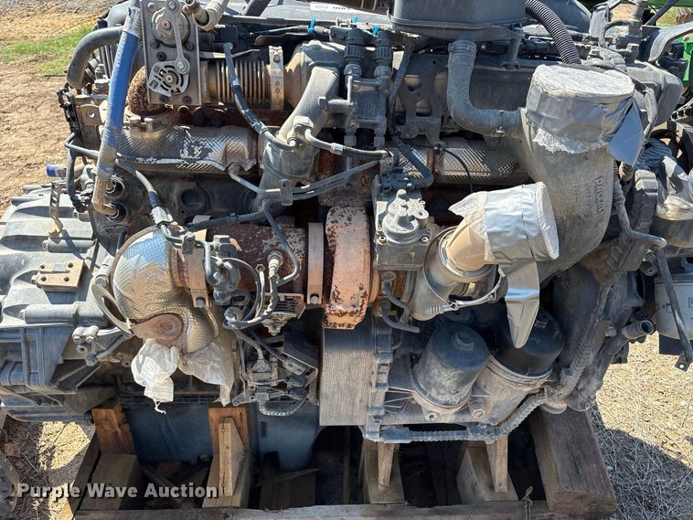 image for item FI0381 Paccar engine