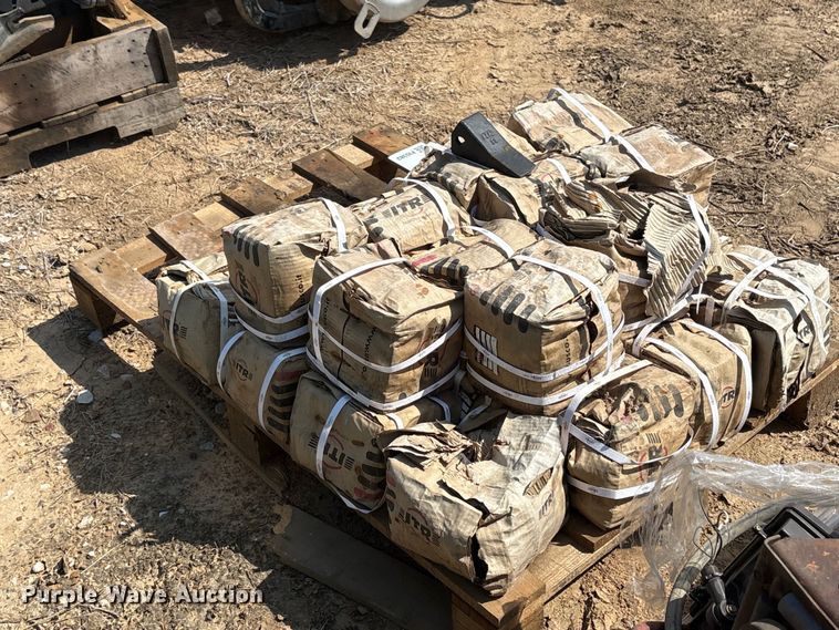 image for item FI0382 Approximately 250 ITR bucket teeth 