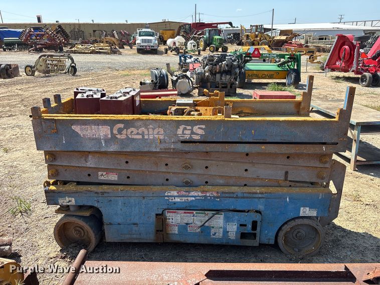 image for item FI0386 Genie scissor lift