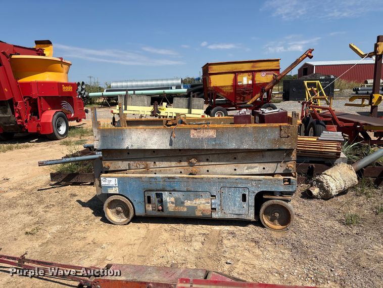 image for item FI0386 Genie scissor lift