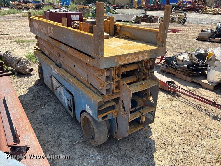 image for item FI0386 Genie scissor lift