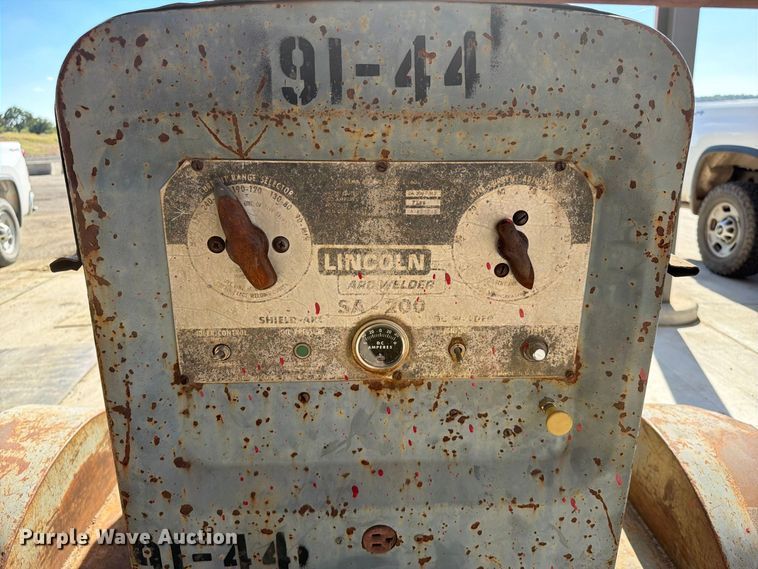 image for item FI0413 Lincoln SA-200 welder