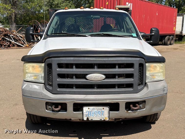 image for item FK3377 2005 Ford F350 Super Duty Crew Cab flatbed pickup truck
