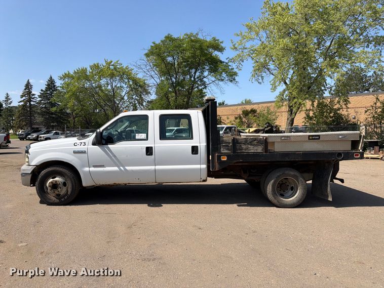 image for item FK3377 2005 Ford F350 Super Duty Crew Cab flatbed pickup truck