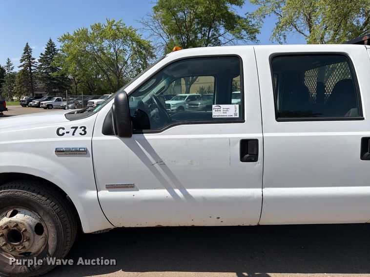 image for item FK3377 2005 Ford F350 Super Duty Crew Cab flatbed pickup truck