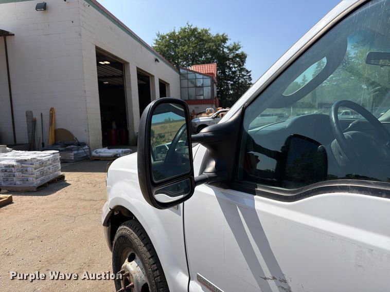 image for item FK3377 2005 Ford F350 Super Duty Crew Cab flatbed pickup truck