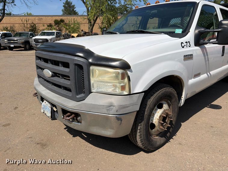 image for item FK3377 2005 Ford F350 Super Duty Crew Cab flatbed pickup truck