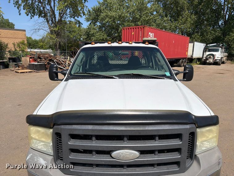 image for item FK3377 2005 Ford F350 Super Duty Crew Cab flatbed pickup truck