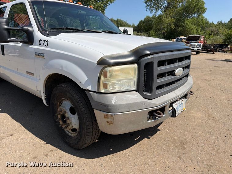 image for item FK3377 2005 Ford F350 Super Duty Crew Cab flatbed pickup truck