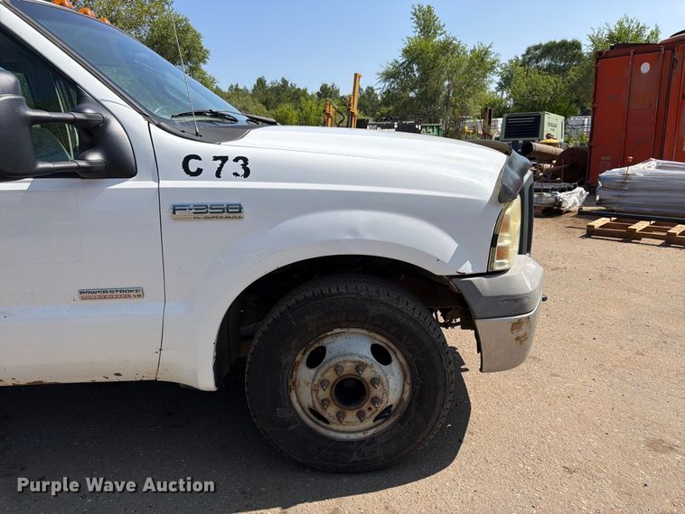 image for item FK3377 2005 Ford F350 Super Duty Crew Cab flatbed pickup truck