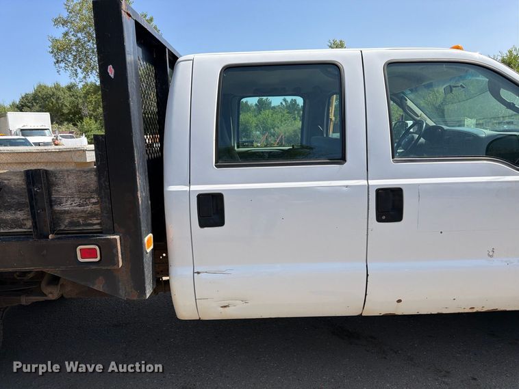image for item FK3377 2005 Ford F350 Super Duty Crew Cab flatbed pickup truck