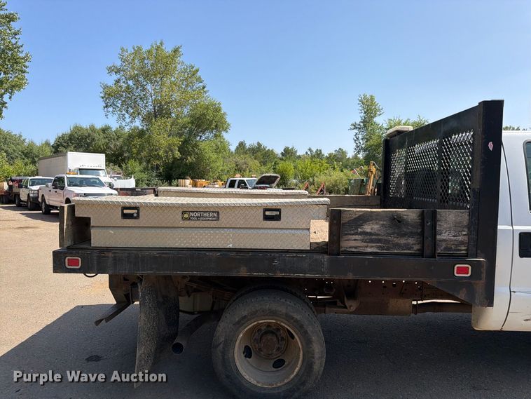 image for item FK3377 2005 Ford F350 Super Duty Crew Cab flatbed pickup truck
