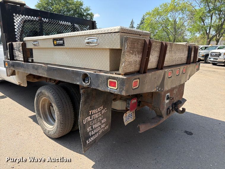 image for item FK3377 2005 Ford F350 Super Duty Crew Cab flatbed pickup truck
