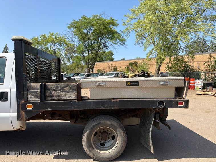 image for item FK3377 2005 Ford F350 Super Duty Crew Cab flatbed pickup truck