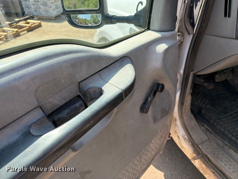 image for item FK3377 2005 Ford F350 Super Duty Crew Cab flatbed pickup truck