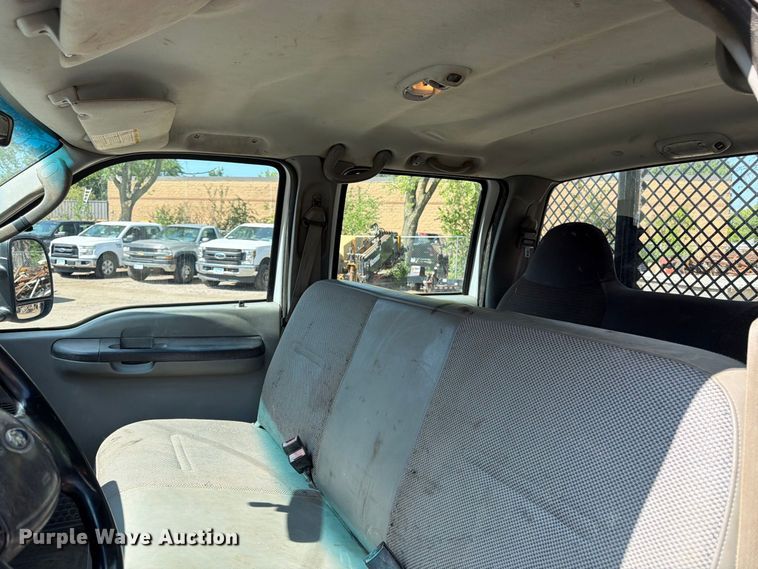 image for item FK3377 2005 Ford F350 Super Duty Crew Cab flatbed pickup truck