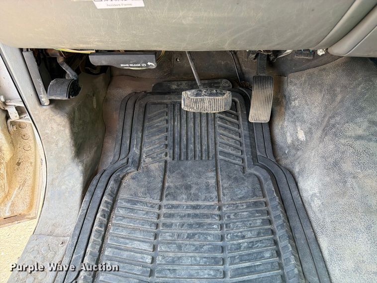 image for item FK3377 2005 Ford F350 Super Duty Crew Cab flatbed pickup truck